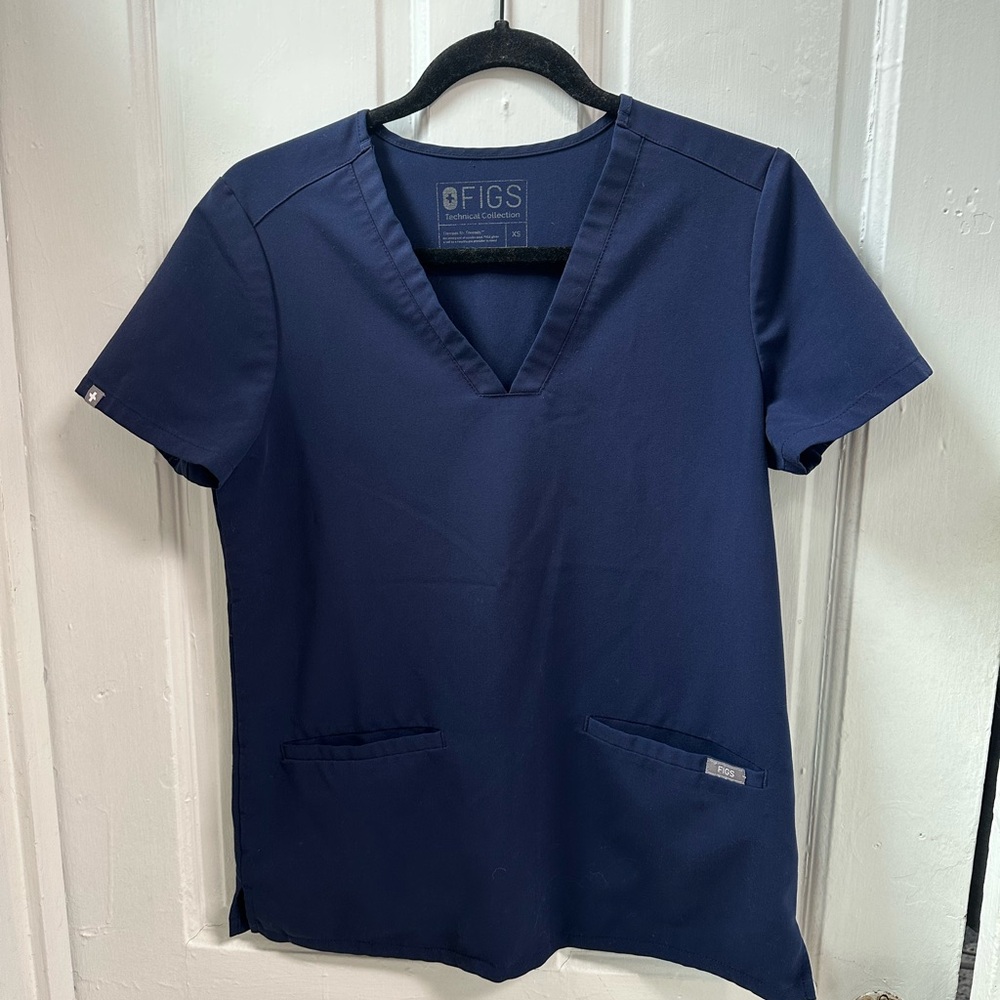 Navy women’s Figs top